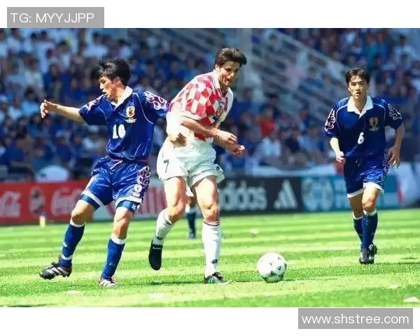 足球运动的魅力与发展趋势探索：从技术革新到全球化影响的全方位解析